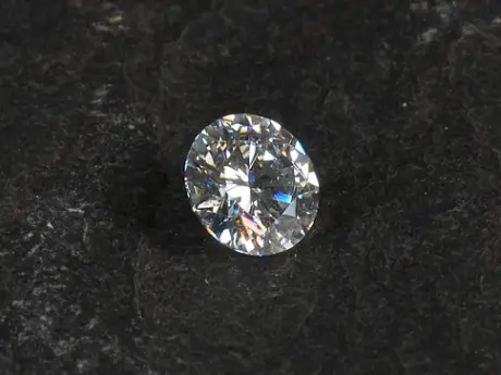 Różnica między diamentem a brylantem