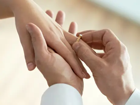 Znaczenie pierścionka zaręczynowego z rubinem — symbol miłości i pasji