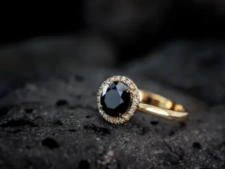 Ekskluzywny Pierścionek z Czarnym Diamentem – Definicja Stylu
