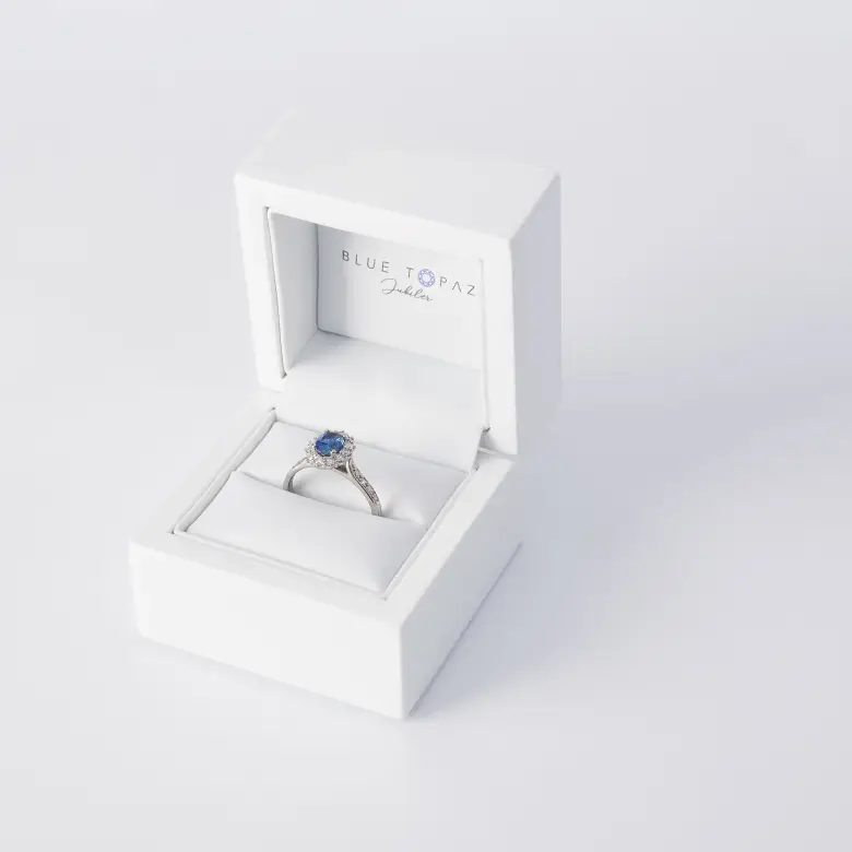Pierścionek zaręczynowy z szafirem i diamentami Pierścionek zaręczynowy z szafirem i diamentami