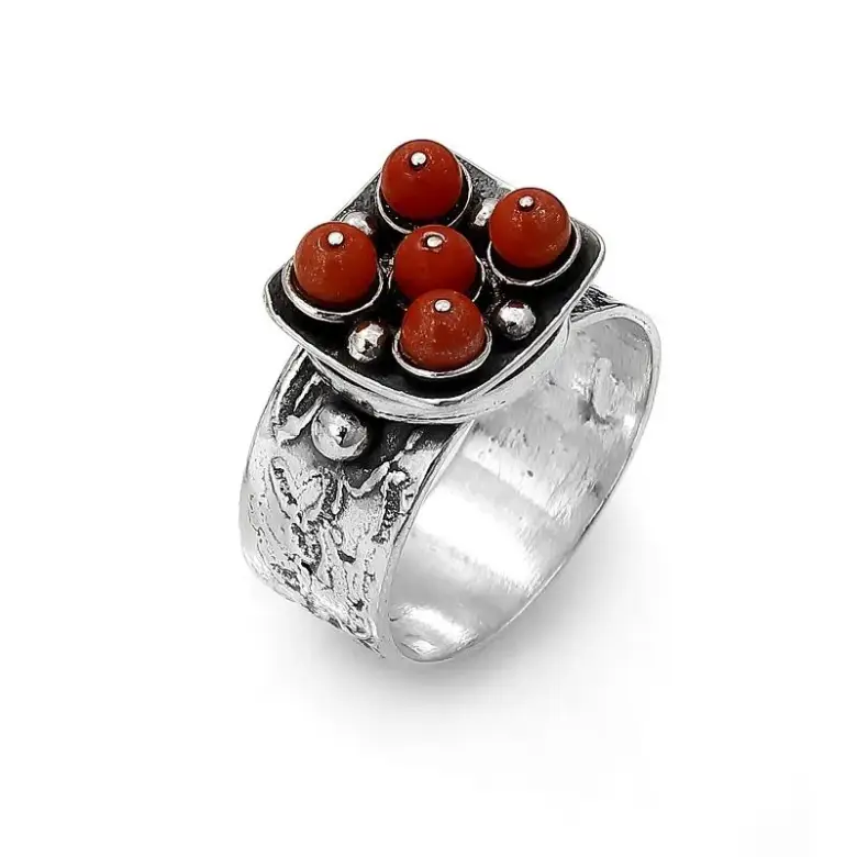 Srebrny pierścionek z koralem Srebrny pierścionek z koralem