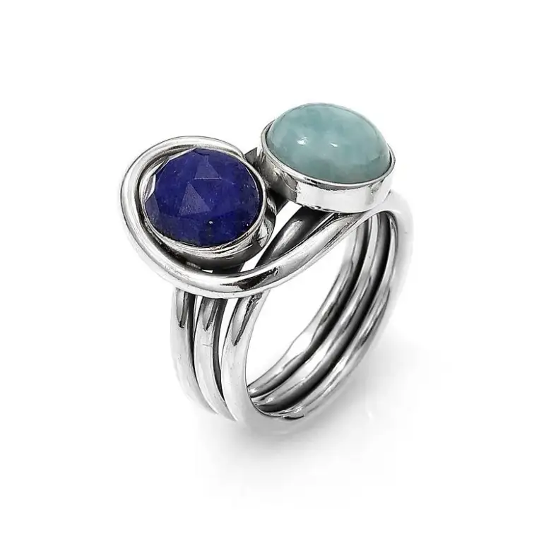 Pierścionek z niebieskim kamieniem Pierścionek z niebieskim kamieniem