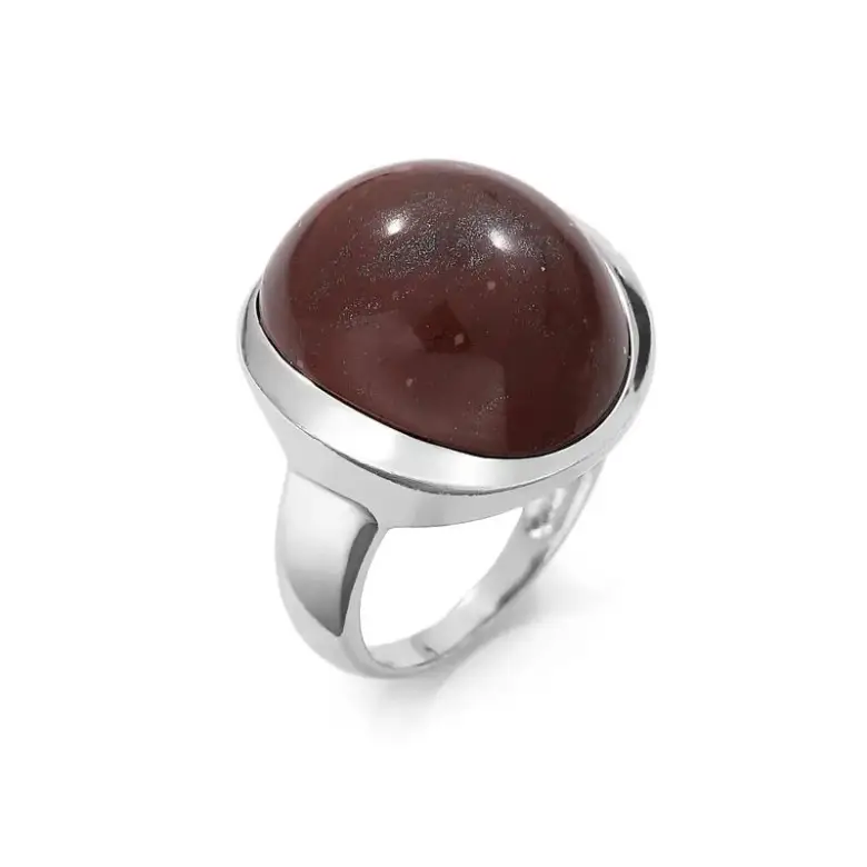 Pierścionek z dużym kamieniem