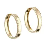 Złote kolczyki koła na uchu