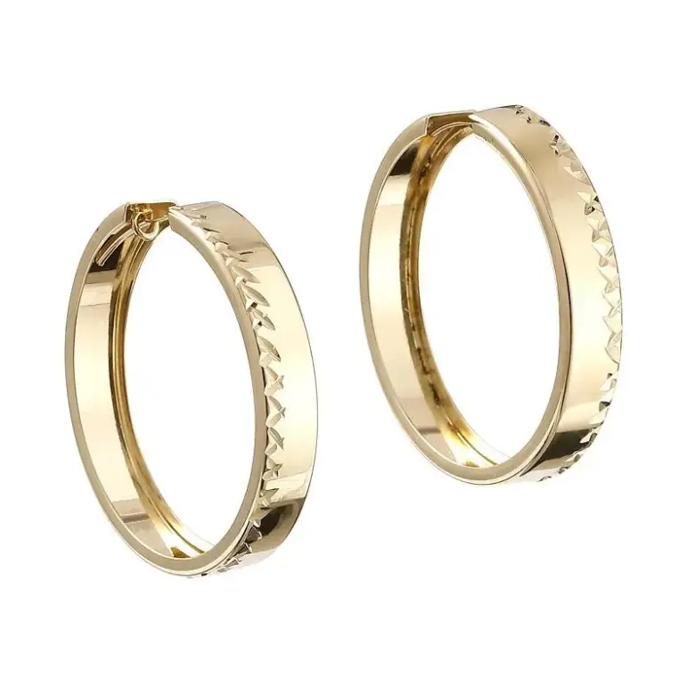 Złote kolczyki koła na uchu