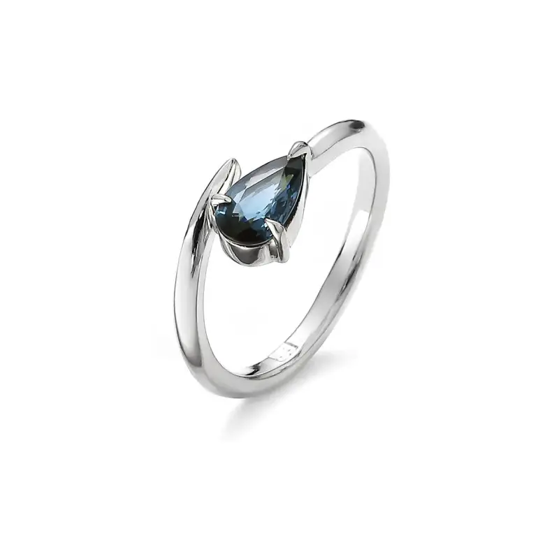 pierścionek z niebieskim kamieniem